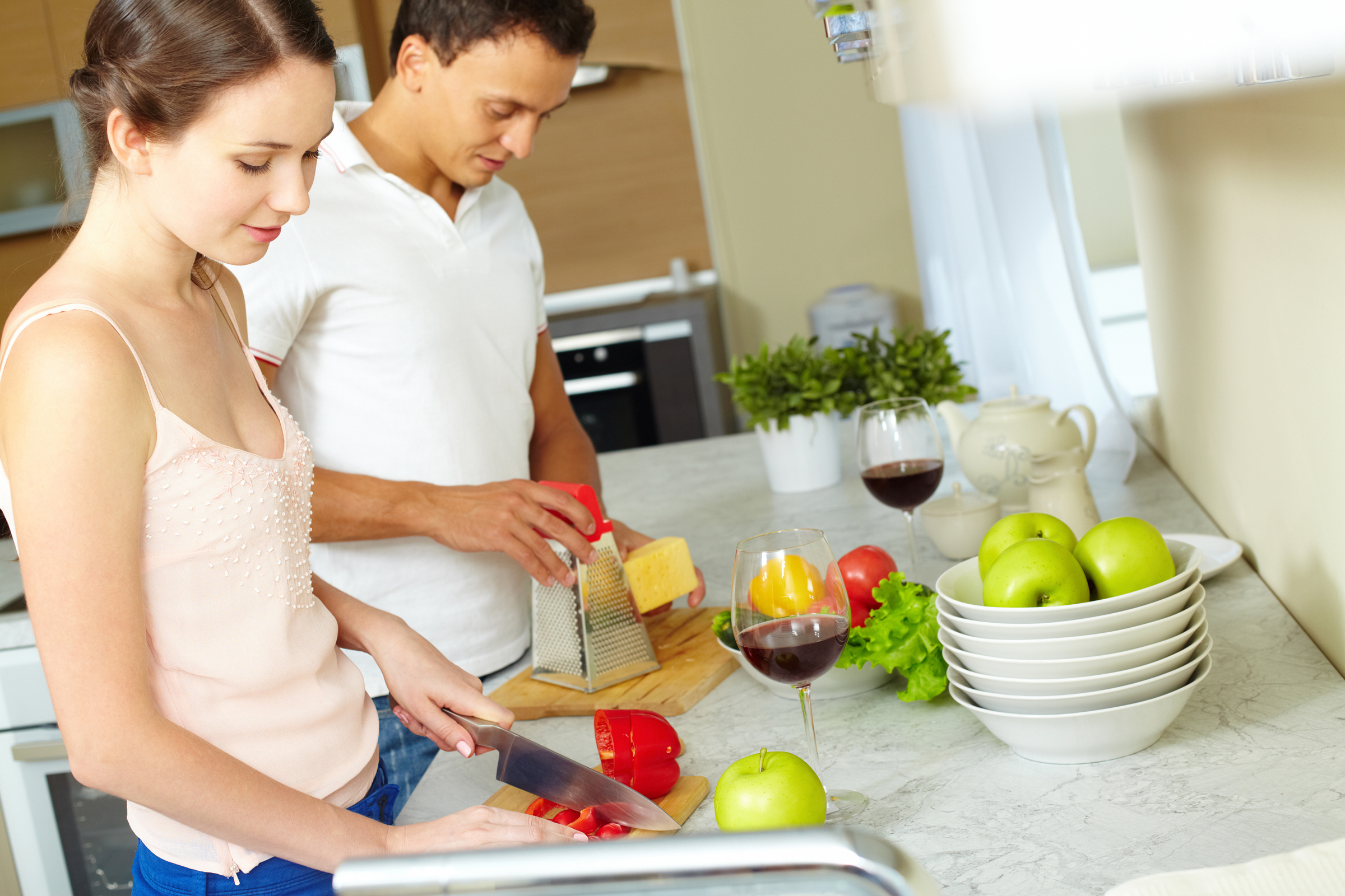 Заниматься с мужем на кухне. Мужчина и женщина на кухне. Семья готовит. Муж и домашние дела. Женщина и домашнее хозяйство.